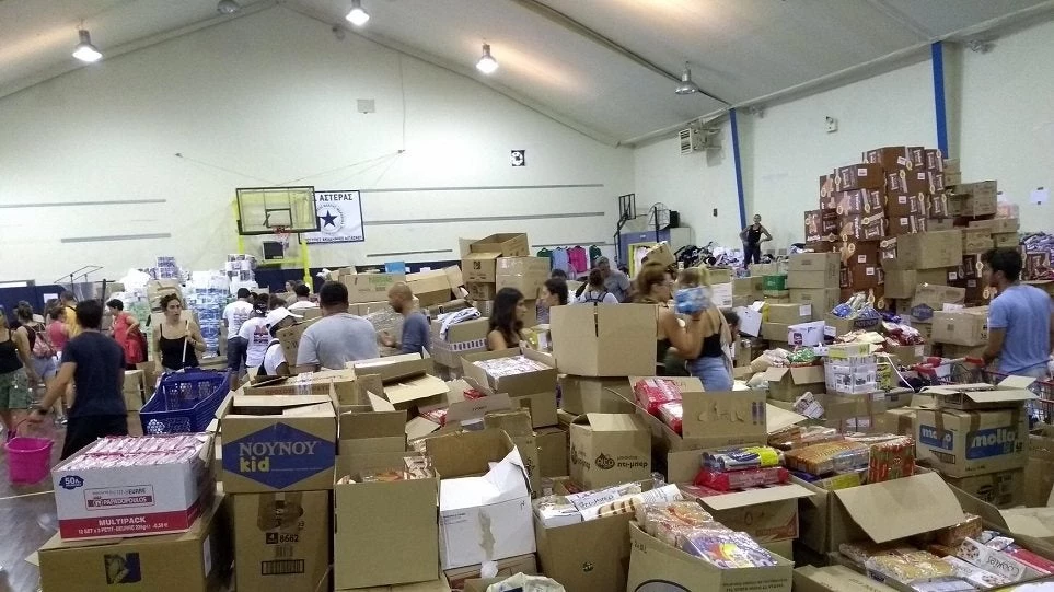 Οι κοινότητες των μεταναστών προσφέρουν εθελοντική εργασία στις πυρόπληκτες περιοχές